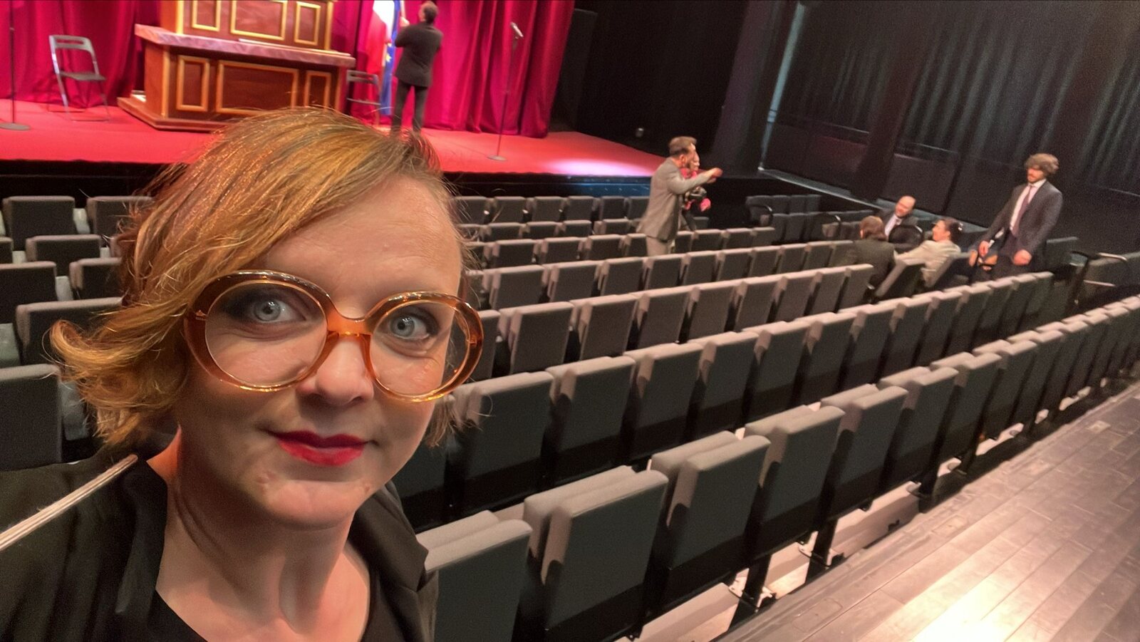 Sophie Rossignol dans une salle avant une représentation