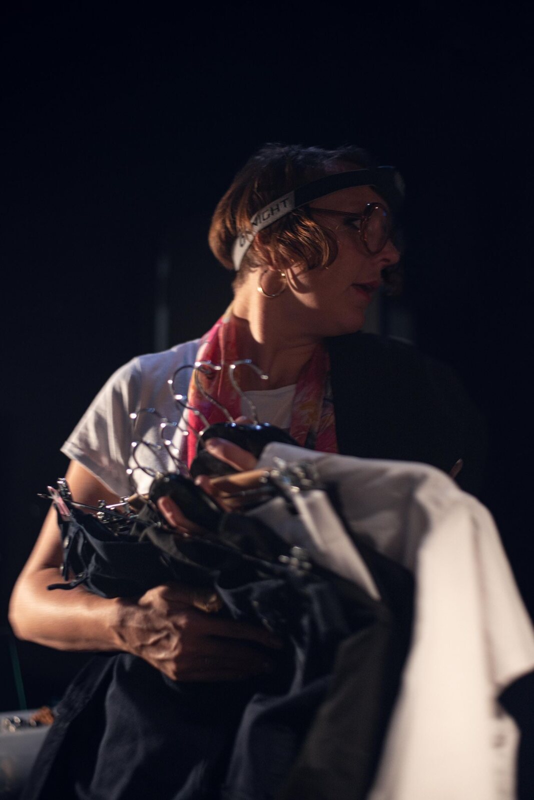 Transport et continuité des costumes en coulisses